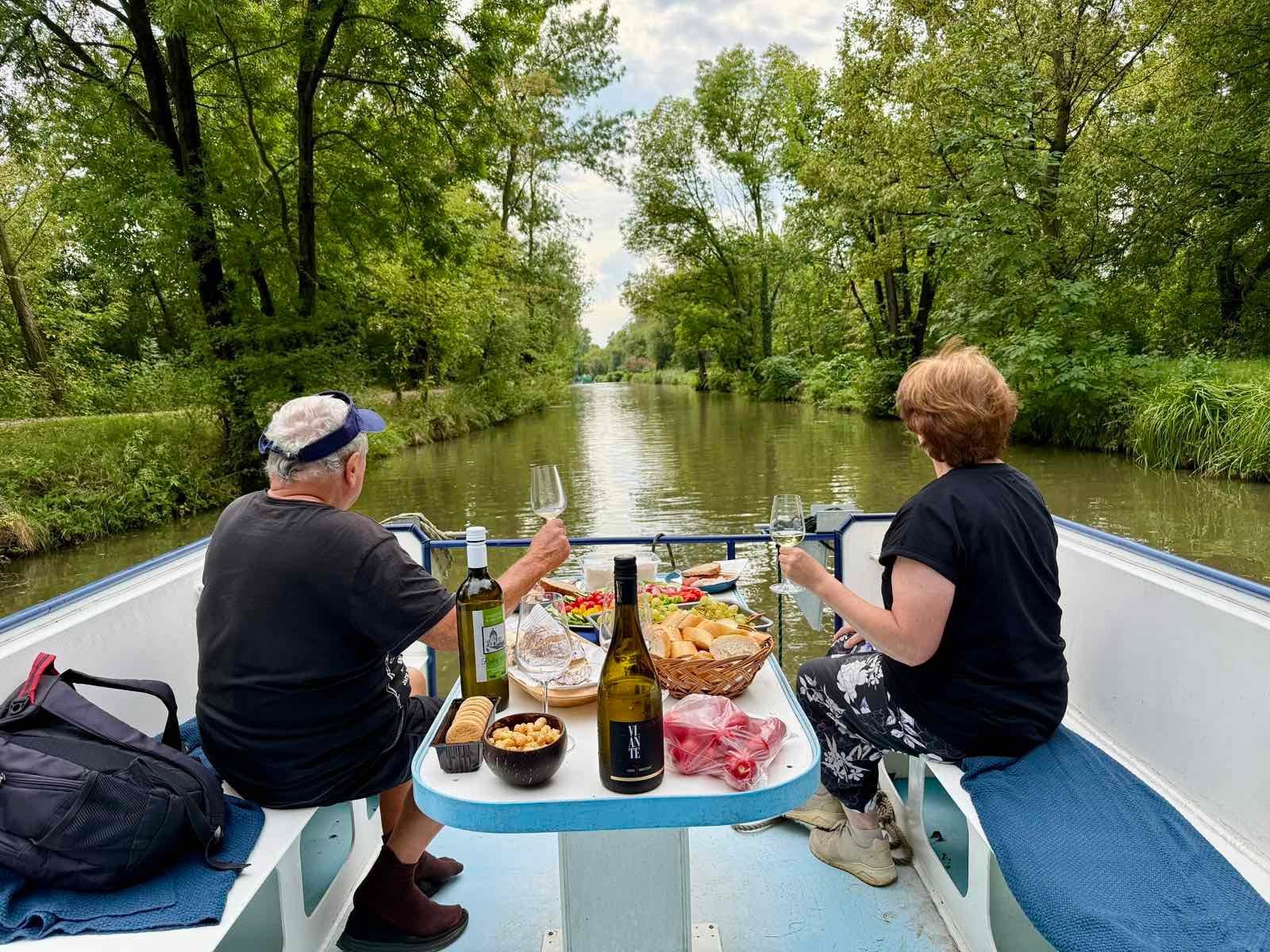 Kajutová loď připravená na romantickou plavbu po Baťově kanále